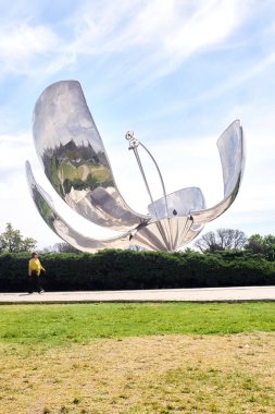 Floralis Generica anıtsal çiçek heykeli gökyüzüne doğru açılıyor ve bu da kentteki yenilenen insan yaratıcılığını ve modern kimliğini simgeliyor. Buenos Aires, Arjantin 26 Kasım 2025 Recoleta