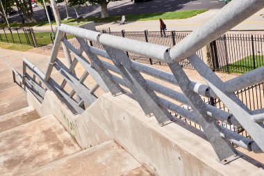 Metal parmaklıklarla güçlendirilmiş beton bir merdiven kamu alanı tasarımını ve işlek bir şehir ortamında yayaların güvenli dolaşımını gösteriyor. Buenos Aires, Arjantin 26 Kasım 2025 Recoleta