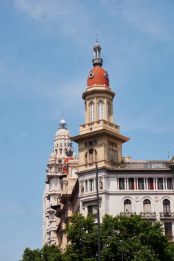 Tarihi Buenos Aires sokaklarının üzerinde yükselen mimari kubbeler kültürel mirası ve ikonik 20. yüzyıl başlarını gözler önüne seriyor. Buenos Aires, Arjantin 24 Kasım 2025