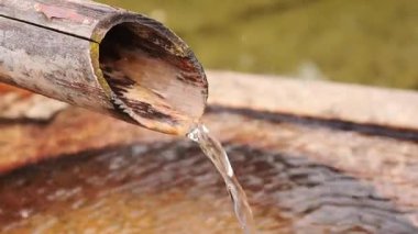Japon geleneğinin ustalığını ve sükunetini vurgulayan havzaya su döken yıllanmış bambu fışkırmasının ayrıntıları. Buenos Aires, Arjantin 11 Nisan 2025