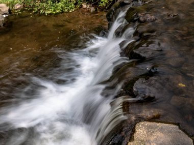 Temiz su ve kayalarla dolu, sakin arka planlar, çevre kampanyaları ve meditasyon ya da rahatlama görselleri için mükemmel bir şelale..