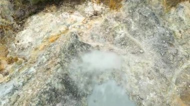 Hava aracının görüntülerine göre Kawah Ratu 'nun tehlikeli bölgelerinde jeotermal aktivite ve zehirli buhar mevcut.