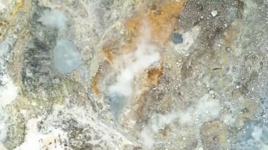 Üst düzey hava aracı görüntüleri, volkanik buhar ve jeotermal aktivitelerin yer aldığı Salak Dağı, Bogor, Batı Java, Endonezya 'daki Kawah Ratu' nun tehlikeli ortamını gösteriyor.