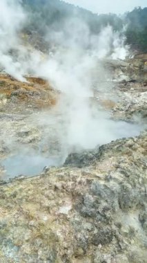 Gaz ve sıcak buharlı toksik doğa olayları, Endonezya 'nın Bogor Dağı' ndaki Kawah Ratu 'nun insansız hava aracı görüntülerinde görülüyor..