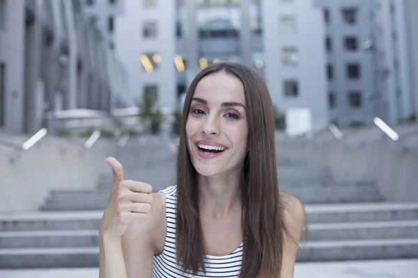 El retrato de la hermosa chica sonriente . — Foto de Stock