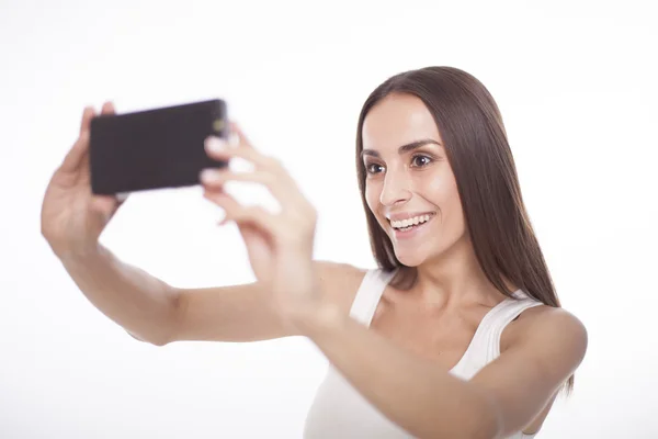 Menina sorrindo e fazendo selfie . — Fotografia de Stock