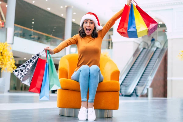 Noel Baba Şapkalı Renkli Parlak Alışveriş Çantalı Mutlu Genç Bir — Stok fotoğraf