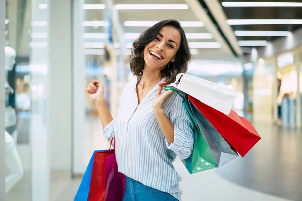 Renkli Alışveriş Torbalarıyla Modaya Uygun Giyinmiş Şık Genç Modern Bir — Stok fotoğraf