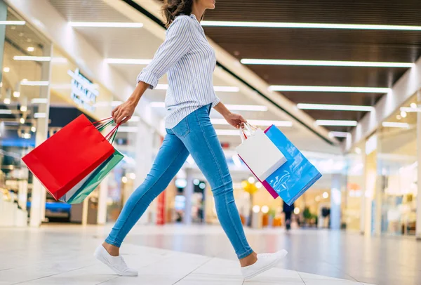 Vágott Fotó Aranyos Glamour Fényes Színes Bevásárló Táskák Miközben Sétál — Stock Fotó
