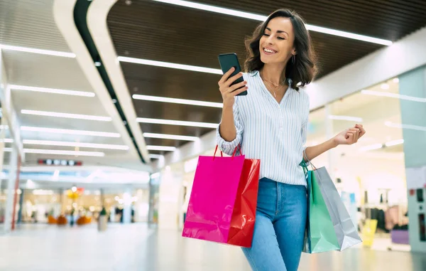 Modern Gyönyörű Fiatal Mosolygós Divatos Elegáns Ruhák Fényes Színes Bevásárló — Stock Fotó