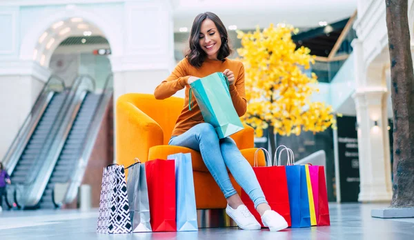 Çok Sayıda Renkli Alışveriş Çantaları Olan Şık Telefon Kredi Kartıyla — Stok fotoğraf