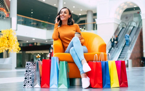 Mulher Bonita Moderna Com Muitos Sacos Compras Coloridos Bom Humor — Fotografia de Stock