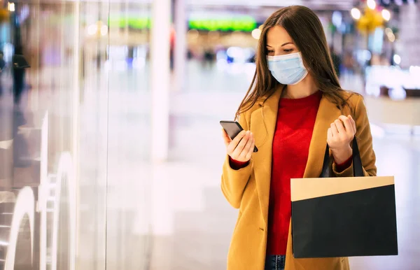 Mujer Moda Confianza Una Máscara Médica Seguridad Con Una Bolsa — Foto de Stock