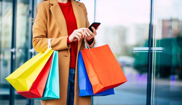 Stilvolle Moderne Schöne Junge Frau Mit Smartphone Und Einkaufstaschen Während — Stockfoto