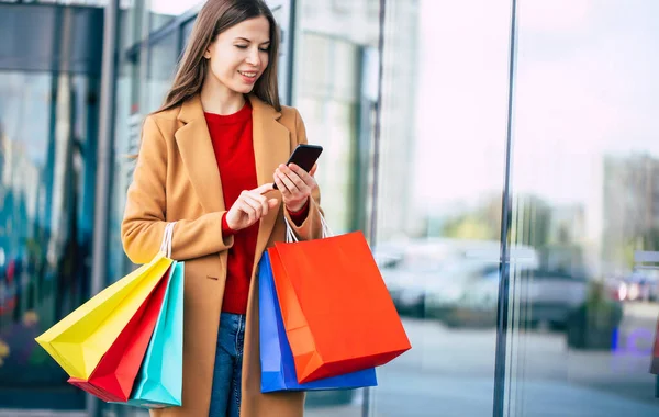 Stylish Modern Beautiful Young Woman Smart Phone Shopping Bags While — Stock Photo, Image