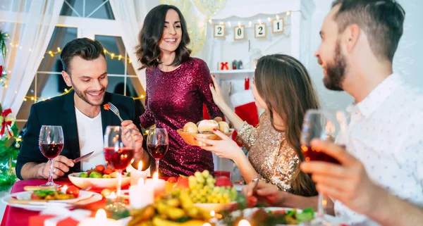 Grupo Felices Amigos Emocionados Mientras Comen Con Copas Vino Las — Foto de Stock