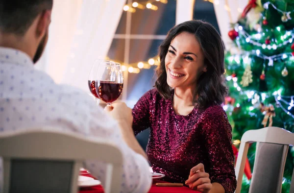 Feliz Hermosa Pareja Elegante Amor Están Sentados Mesa Navidad Bebe — Foto de Stock