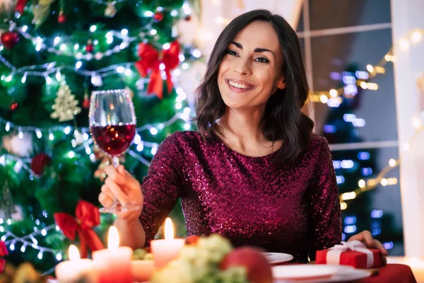 Emocionado Hermosa Joven Feliz Mujer Vestido Noche Está Sosteniendo Una — Foto de Stock