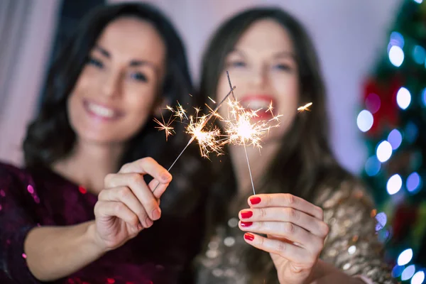 Dos Hermosas Amigas Sonrientes Emocionadas Vestidos Noche Posan Fondo Del — Foto de Stock