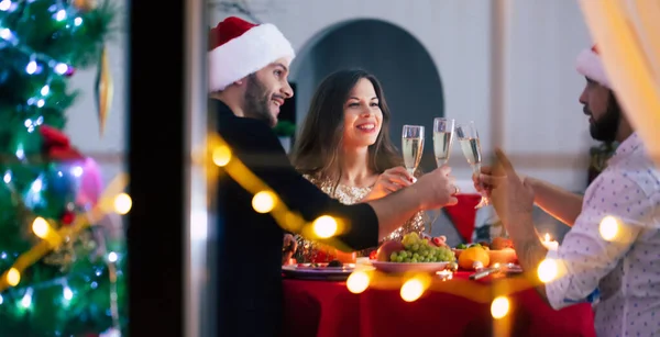 Grupo Felices Amigos Emocionados Mientras Comen Con Copas Vino Las — Foto de Stock