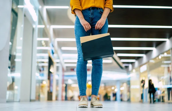 Şirin Modern Bir Kadın Alışveriş Merkezinde Alışveriş Torbalarıyla Yürüyor Kara — Stok fotoğraf