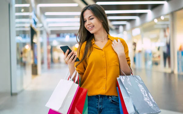 Heureuse Belle Jeune Femme Élégante Avec Des Sacs Provisions Utilise — Photo