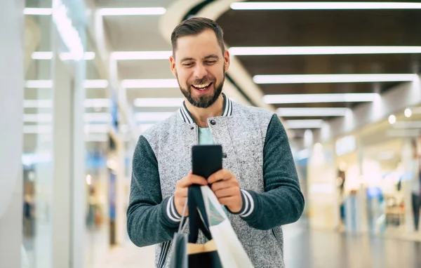 Knappe Glimlachende Jonge Stijlvolle Bebaarde Man Met Boodschappentassen Met Behulp — Stockfoto