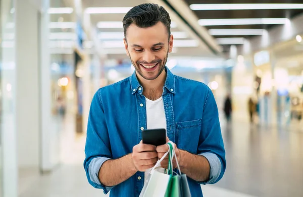 Guapo Sonriente Joven Barbudo Con Estilo Hombre Con Bolsas Compras — Foto de Stock