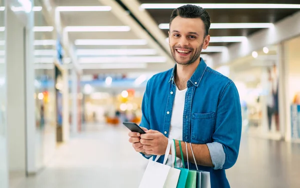 Guapo Sonriente Joven Barbudo Con Estilo Hombre Con Bolsas Compras — Foto de Stock