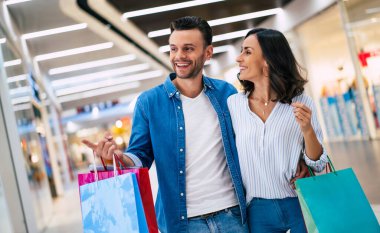 Güzel, mutlu, aşık bir çift mi yoksa alışveriş merkezinde yürürken ellerinde kağıt torbalarla gezen bir aile mi?
