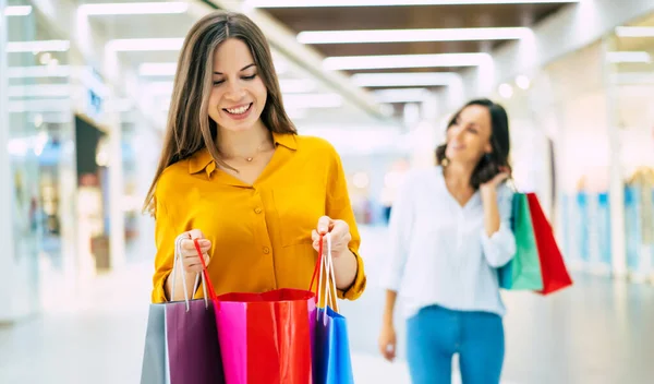 Schöne Glückliche Und Aufgeregte Junge Freundinnen Mit Papiertüten Laufen Durch — Stockfoto