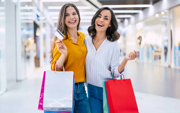 Schöne Glückliche Und Aufgeregte Junge Freundinnen Mit Papiertüten Laufen Durch — Stockfoto