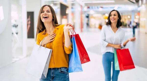 Güzel Mutlu Heyecanlı Genç Kız Arkadaşları Alışveriş Merkezinde Dolaşıyorlar — Stok fotoğraf