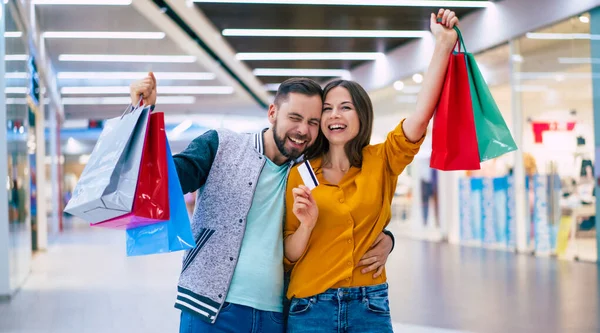 Güzel Mutlu Aşık Bir Çift Yoksa Alışveriş Merkezinde Yürürken Ellerinde — Stok fotoğraf