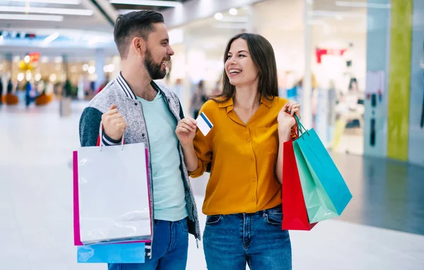 Schönes Glückliches Aufgeregtes Verliebtes Paar Oder Familie Mit Papiertüten Den — Stockfoto