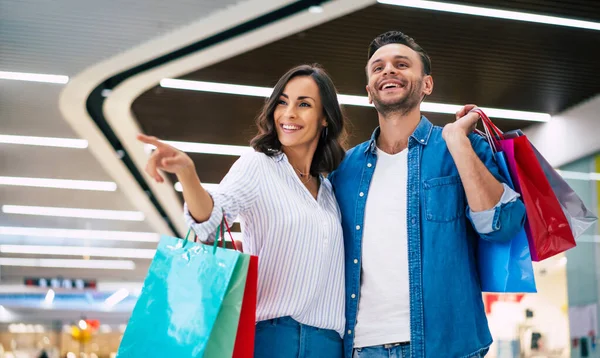 Schönes Glückliches Aufgeregtes Verliebtes Paar Oder Familie Mit Papiertüten Den — Stockfoto