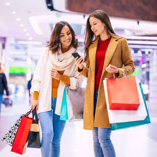 Dos Mujeres Confiadas Con Estilo Durante Las Compras Centro Comercial — Foto de Stock