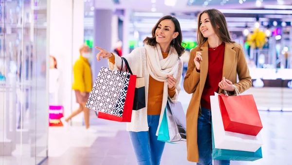 Дві Стильні Впевнені Жінки Під Час Покупки Торговому Центрі — стокове фото