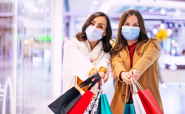 Dos Amigas Jóvenes Con Máscaras Médicas Seguridad Durante Las Compras — Foto de Stock