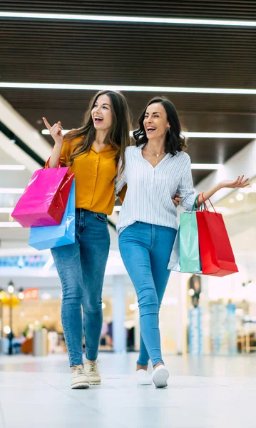 Güzel Mutlu Heyecanlı Genç Kız Arkadaşları Alışveriş Merkezinde Dolaşıyorlar — Stok fotoğraf