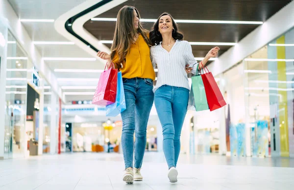 Schöne Glückliche Und Aufgeregte Junge Freundinnen Mit Papiertüten Laufen Durch — Stockfoto