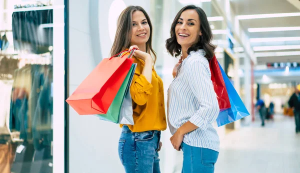 Schöne Glückliche Und Aufgeregte Junge Freundinnen Mit Papiertüten Laufen Durch — Stockfoto