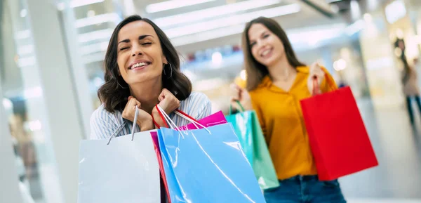 Schöne Glückliche Und Aufgeregte Junge Freundinnen Mit Papiertüten Laufen Durch — Stockfoto