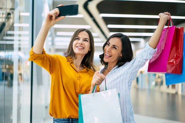 Belles Amies Heureuses Excitées Avec Des Sacs Papier Téléphone Intelligent — Photo