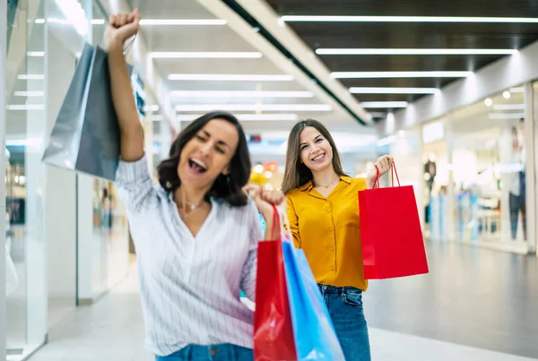 Schöne Glückliche Und Aufgeregte Junge Freundinnen Mit Papiertüten Laufen Durch — Stockfoto