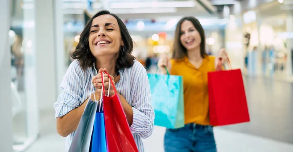 Schöne Glückliche Und Aufgeregte Junge Freundinnen Mit Papiertüten Laufen Durch — Stockfoto