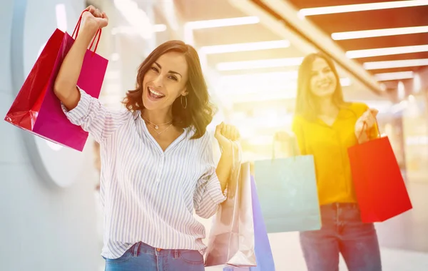 Gyönyörű Boldog Izgatott Fiatal Lány Barátok Papírzacskókkal Sétálnak Bevásárlóközpontban — Stock Fotó
