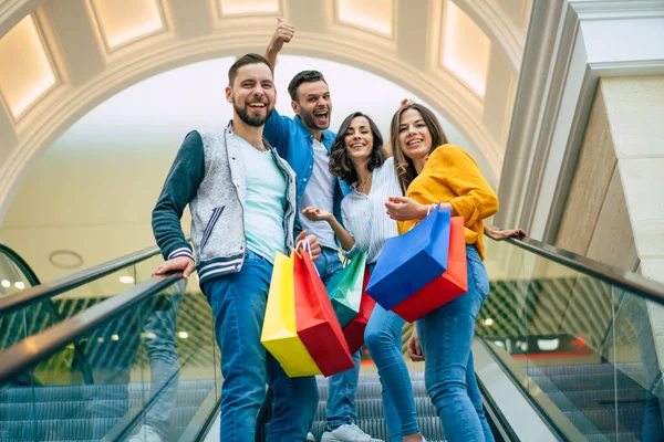 Vier Stijlvolle Glimlachen Opgewonden Mooie Moderne Vrienden Casual Kleding Met — Stockfoto