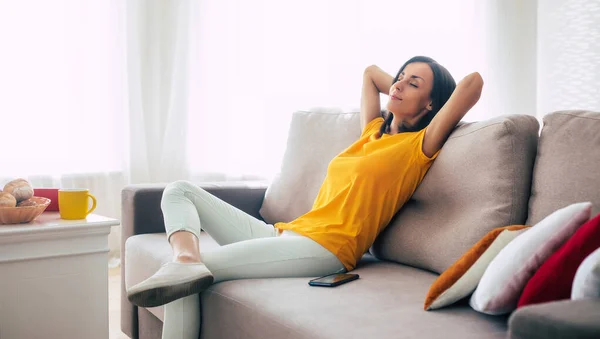 Bela Calma Confiante Mulher Morena Está Descansando Sofá Casa Durante — Fotografia de Stock