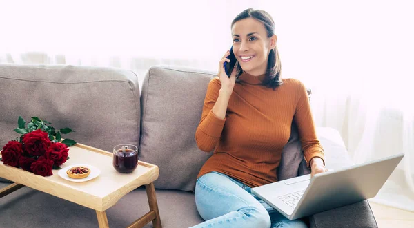 Joven Mujer Hermosa Segura Misma Trabajando Con Portátil Mientras Está — Foto de Stock